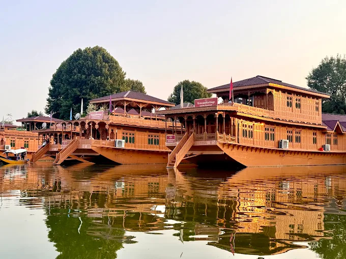 Best Houseboats to Stay in Srinagar: A Royal Retreat Near Dal Lake